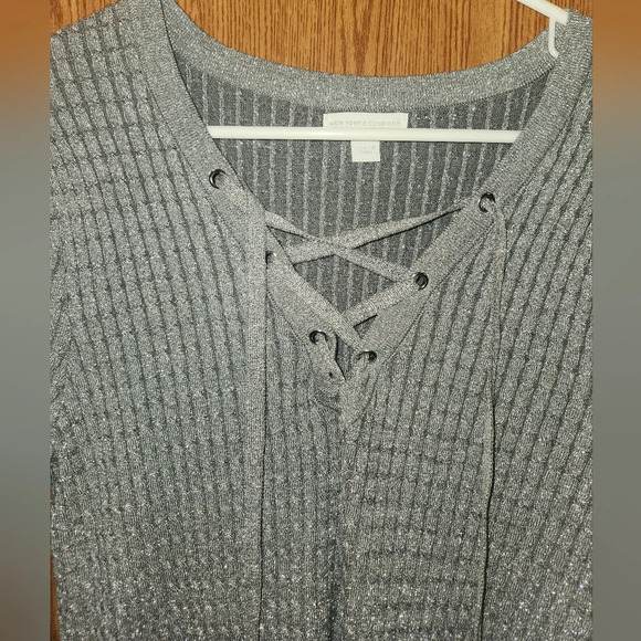 New York and Company Gray Sparkly Long Sleeve Lace Up V-Neck Sweater - Picture 4 of 9